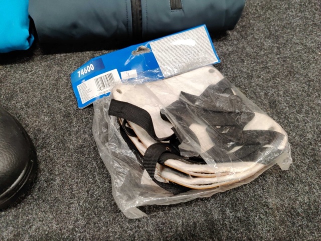1299773-12 Softshell jackets size S, work shoes size 39 & knee pads