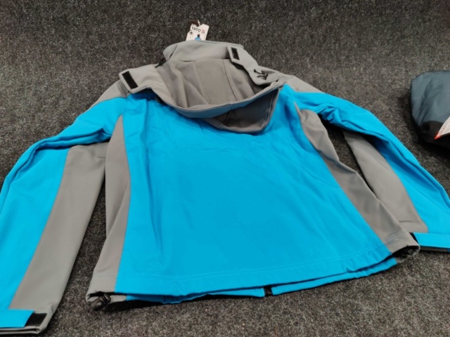 1299773-19 Softshell jackets size S, work shoes size 39 & knee pads