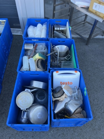 1296784-1 6st backar med div restaurangköksutrustning