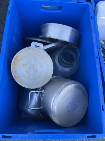 1296784-2 6st backar med div restaurangköksutrustning