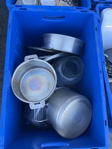 1296784-3 6st backar med div restaurangköksutrustning