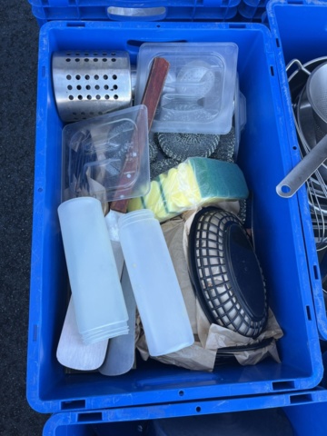 1296784-4 6st backar med div restaurangköksutrustning