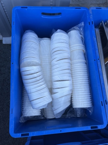 1296784-5 6st backar med div restaurangköksutrustning