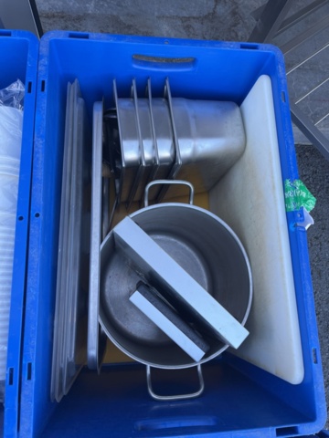 1296784-6 6st backar med div restaurangköksutrustning