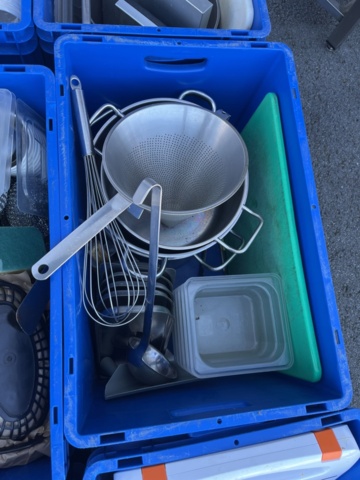 1296784-7 6st backar med div restaurangköksutrustning