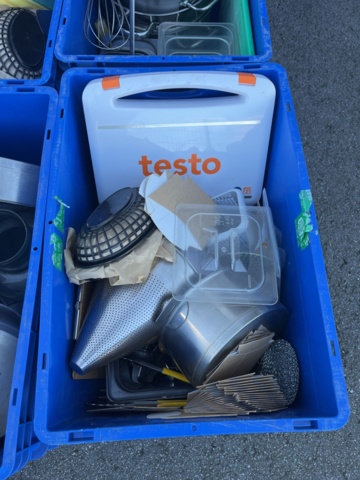 1296784-8 6st backar med div restaurangköksutrustning