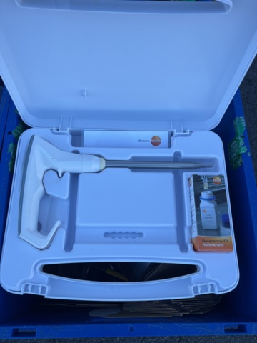 1296784-9 6st backar med div restaurangköksutrustning