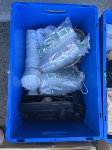 1296792-5 Objekt med diverse saker för restaurangkök