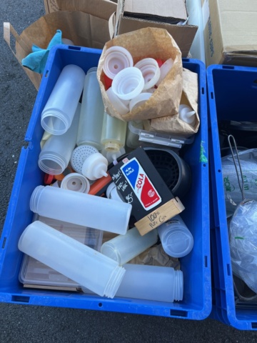 1296792-6 Objekt med diverse saker för restaurangkök