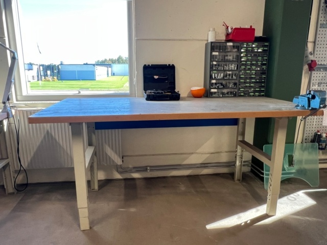 Workbench incl. contents - PS Auction - We value the future - Largest ...
