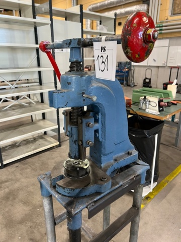 1427131-3 Svingplanspress