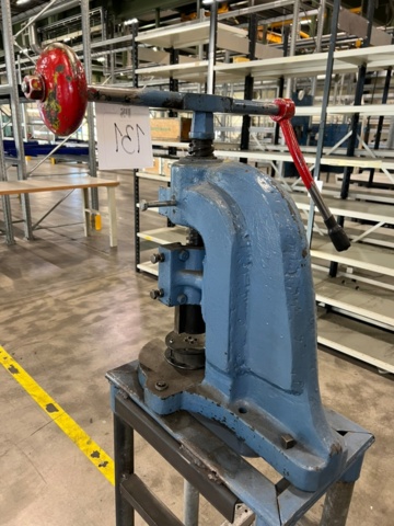 1427131-4 Svingplanspress