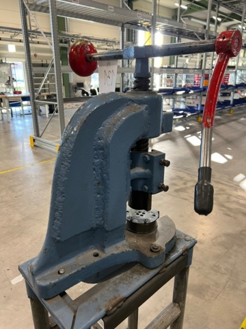 1427131-5 Svingplanspress