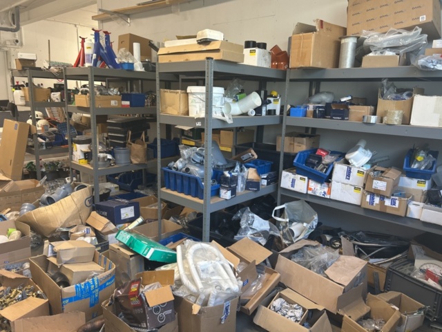 1423215-2 Parti med diverse VVS utrustning