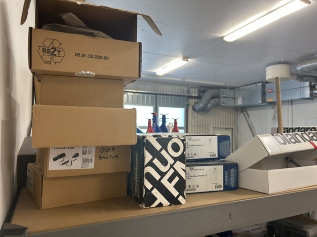 1423215-12 Parti med diverse VVS utrustning