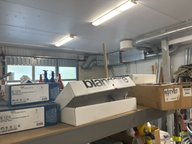 1423215-17 Parti med diverse VVS utrustning