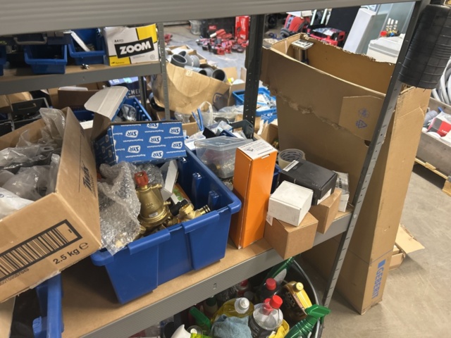 1423215-18 Parti med diverse VVS utrustning