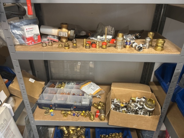 1423215-21 Parti med diverse VVS utrustning