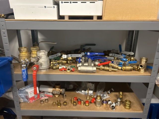 1423215-22 Parti med diverse VVS utrustning