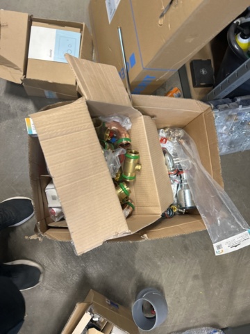 1423215-24 Parti med diverse VVS utrustning