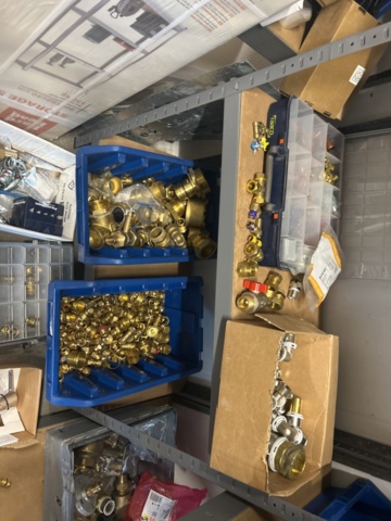 1423215-26 Parti med diverse VVS utrustning