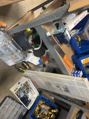 1423215-27 Parti med diverse VVS utrustning