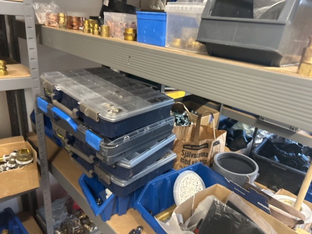 1423215-28 Parti med diverse VVS utrustning