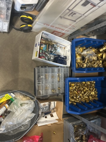 1423215-30 Parti med diverse VVS utrustning