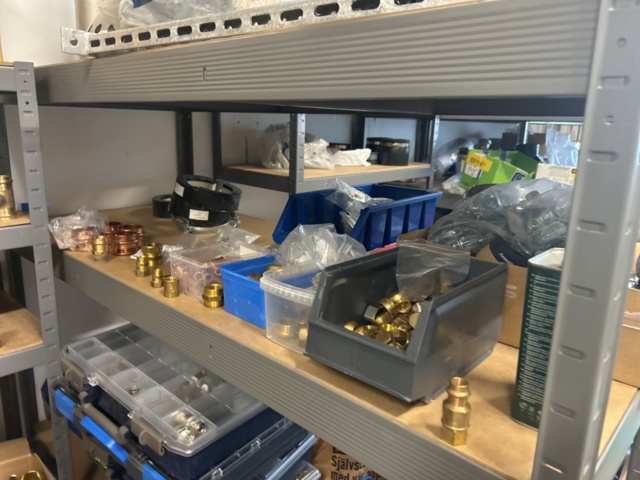 1423215-33 Parti med diverse VVS utrustning