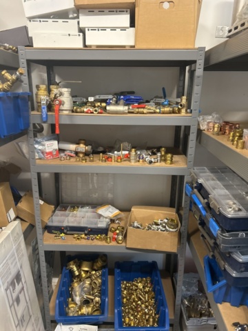 1423215-32 Parti med diverse VVS utrustning