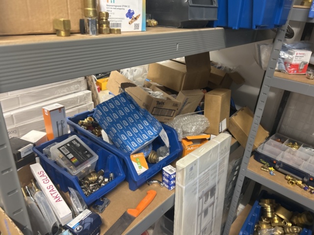 1423215-34 Parti med diverse VVS utrustning