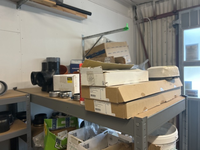 1423215-35 Parti med diverse VVS utrustning