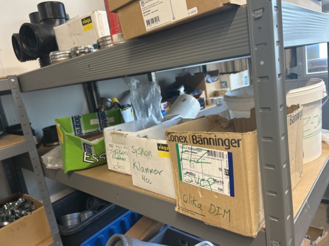 1423215-42 Parti med diverse VVS utrustning