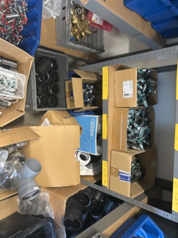 1423215-43 Parti med diverse VVS utrustning