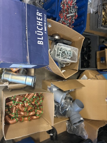 1423215-45 Parti med diverse VVS utrustning