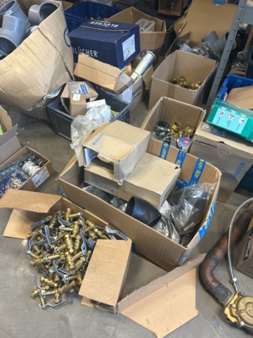 1423215-49 Parti med diverse VVS utrustning