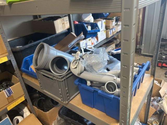 1423215-51 Parti med diverse VVS utrustning