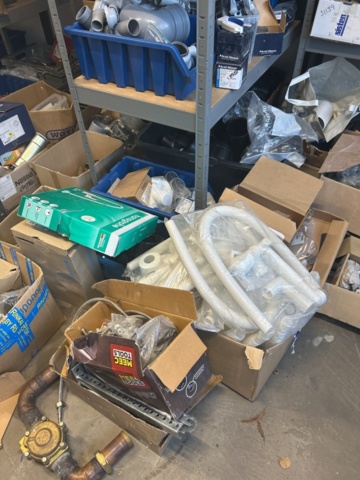 1423215-53 Parti med diverse VVS utrustning