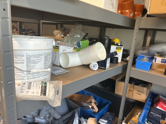 1423215-52 Parti med diverse VVS utrustning