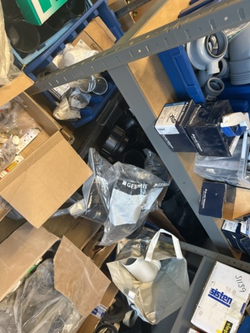 1423215-54 Parti med diverse VVS utrustning