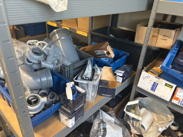 1423215-55 Parti med diverse VVS utrustning