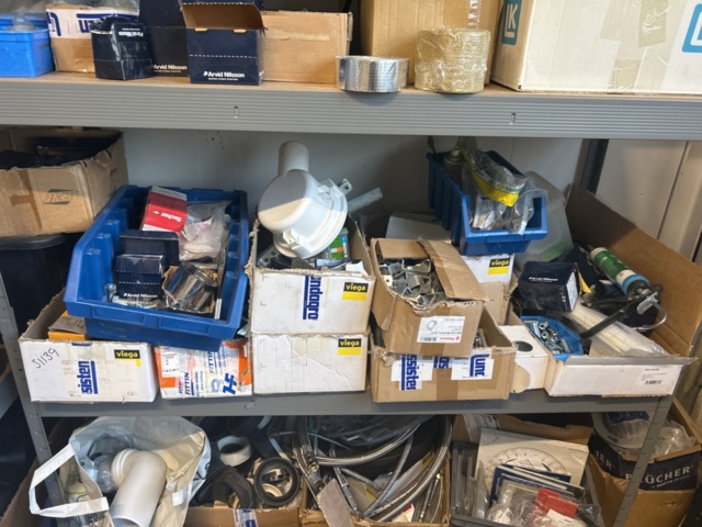 1423215-57 Parti med diverse VVS utrustning