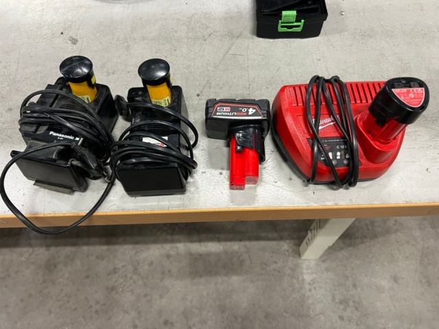 1427197-1 Laddare och batterier