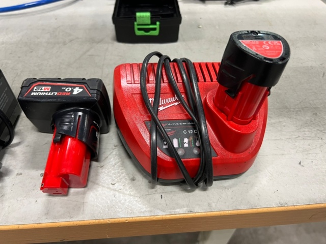 1427197-2 Laddare och batterier