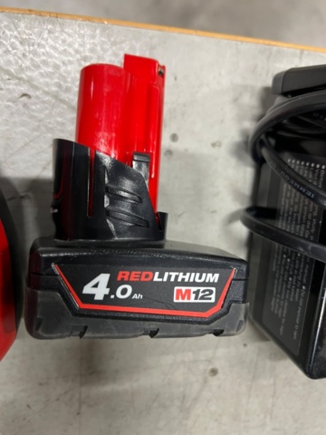 1427197-4 Laddare och batterier