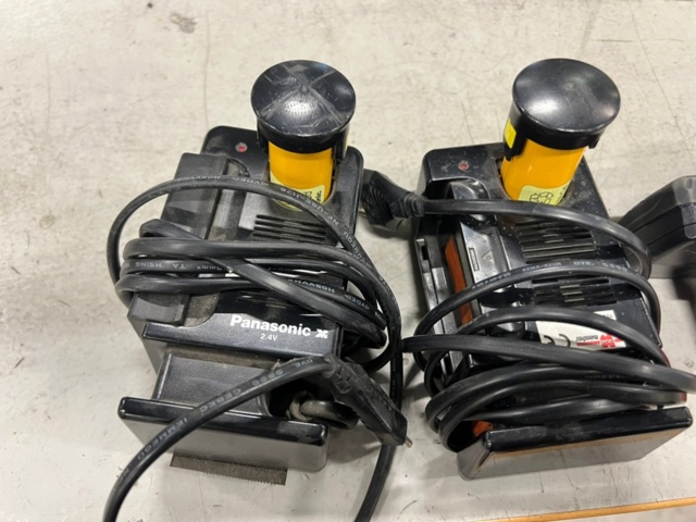 1427197-5 Laddare och batterier