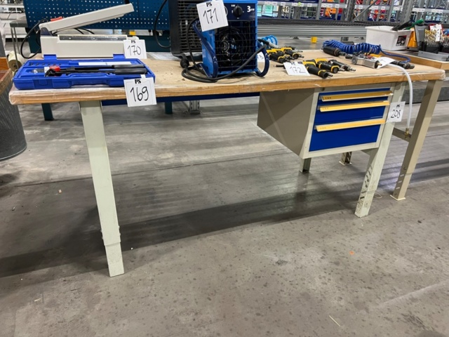 1427208-1 Arbetsbord med lådor