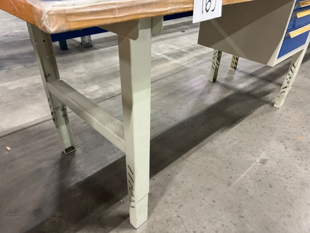 1427208-3 Arbetsbord med lådor