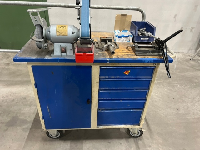 1427210-2 Arbetsbänk på hjul