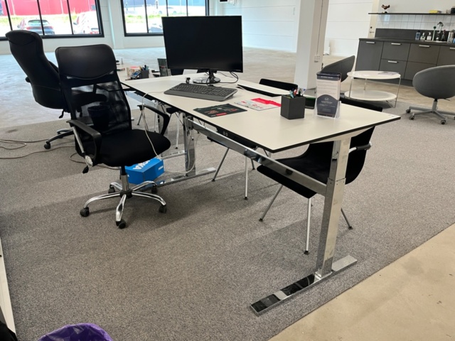 1423907-2 Kontorsplats elskrivbord, skrivbordsstol, hurst, besöksstol